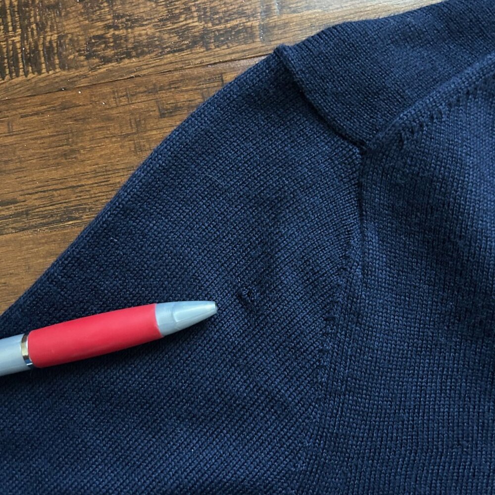 Banana Republic mens navy blue v-neck sweater merino wool size L Large - Picture 5 of 5
